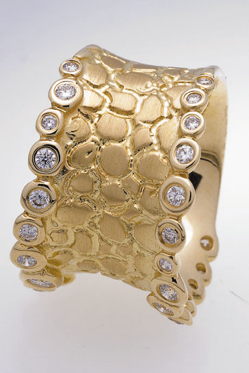 Ring aus 750/- Gelbgold, 26 Brillanten 0,70 ct., Preis: 3.614 Euro