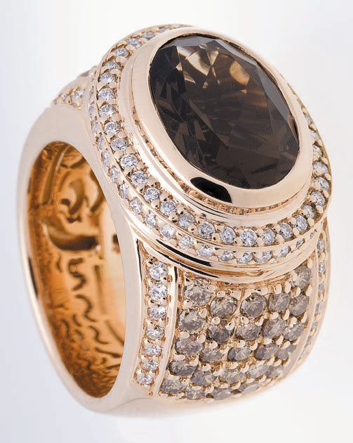 Ring aus 750/- Rotgold, 80 braune Brillanten 1,40 ct., 1 Rauchquarz 20,10 ct., Preis: 5.246 Euro