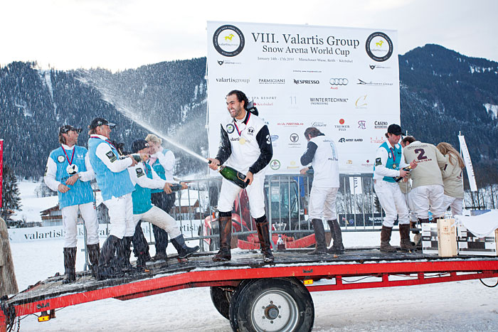 Sieger 2010: Das Team Valartis. Champagnerdusche von Reto Gaudenzi. Bild: Alexander Herold