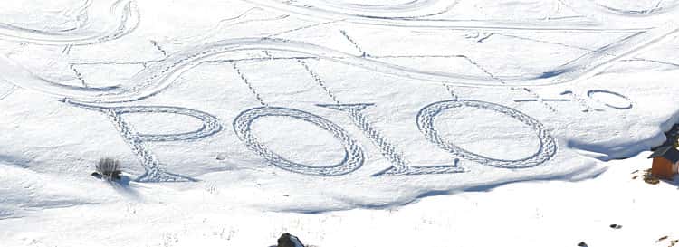 Das POLO+10 Logo im Schnee, gezeichnet vom Schneekünstler Simon Beck