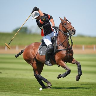 Pierandrea Müller erhält den Challenge Cup von Jonathan Russell in Cowdray Park 2026