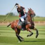 Pierandrea Müller erhält den Challenge Cup von Jonathan Russell in Cowdray Park 2026