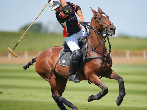 Pierandrea Müller erhält den Challenge Cup von Jonathan Russell in Cowdray Park 2026